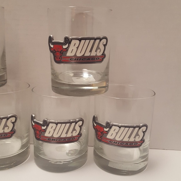 Chicago Bulls Metal Logo 6 Piece Bar Glass Set - Picture 4 of 5
